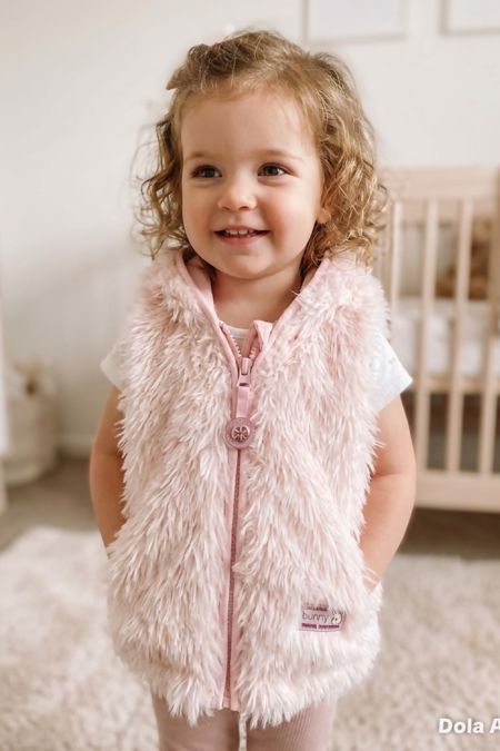 Dizzy Daisy fur gilet with hood G1037 Pink