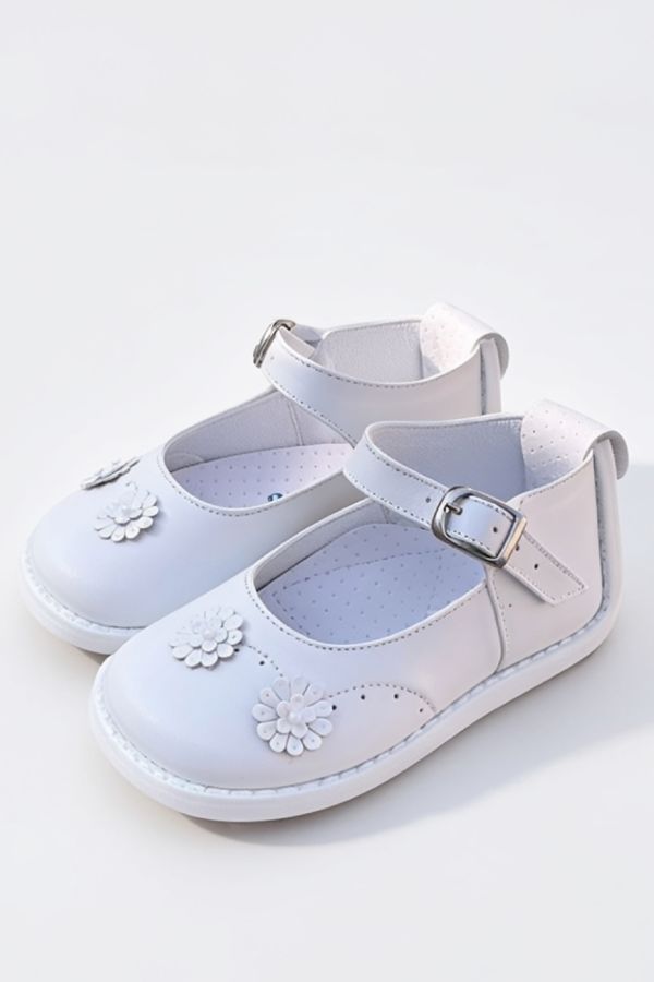 packs-white-buckle-fastening-Baby-girl-Shoe-B5856.jpg